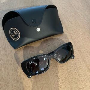 "RAY BAN" BLACK SUNGLASSES with Case & Cleaning Cloth - NEVER WORN